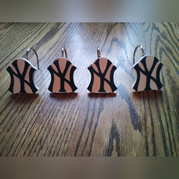 NEW YORK YANKEES - SHOWER CURTAIN HOOKS (SET OF 12) - Picture 1 of 4